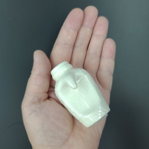 Two White Ceramic Mini Salt & Pepper Shakers Set - Picture 7 of 7